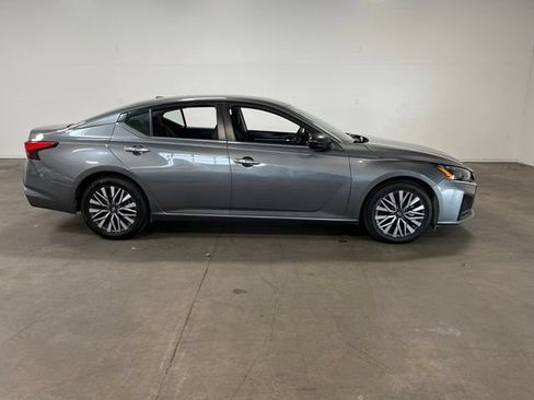Used 2024 Nissan Altima 2.5 SV FWD image 2