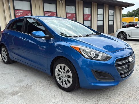 Used 2017 Hyundai Elantra GT FWD image 3