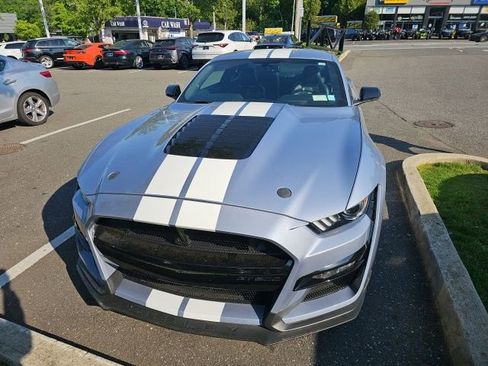 Used 2022 Ford Mustang Shelby GT500 w/ Technology Package RWD image 3