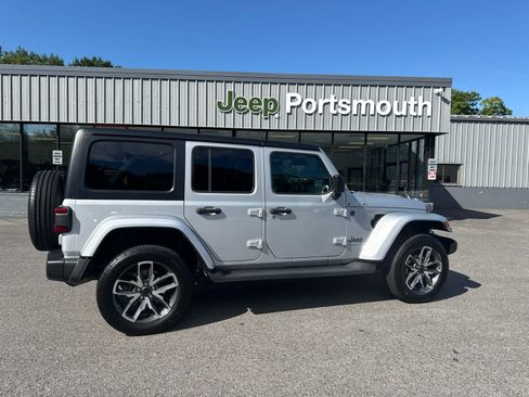 Used 2024 Jeep Wrangler Unlimited w/ Convenience Group AWD/4WD image 2