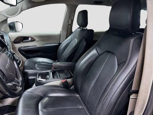 Used 2019 Chrysler Pacifica Touring-L FWD image 16