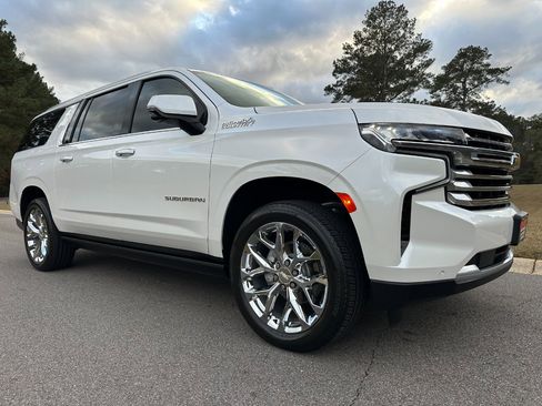 Used 2021 Chevrolet Suburban High Country image 3