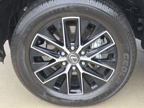 Used 2024 Lexus GX 550 w/ Accessory Package (Z1) image 18