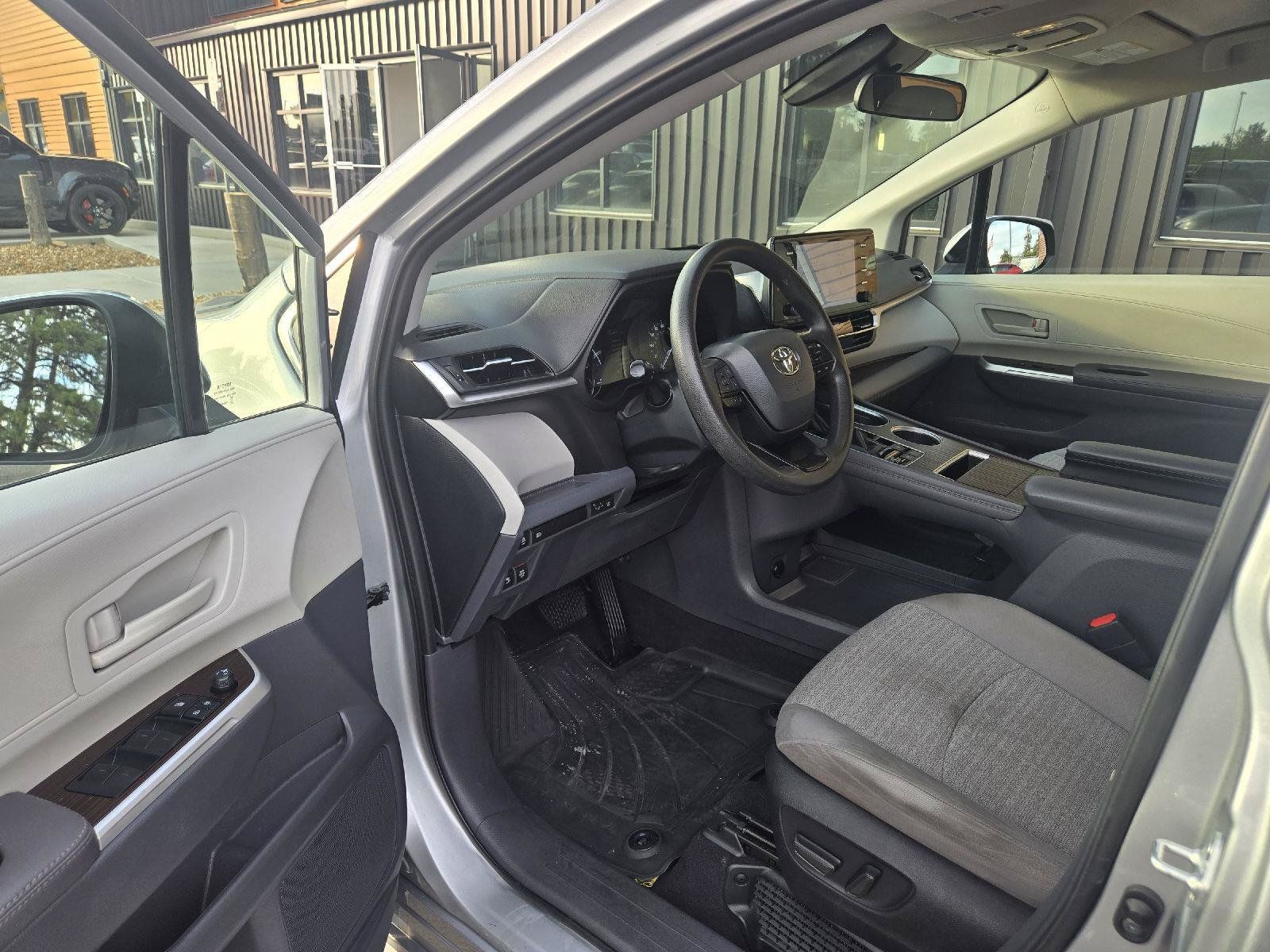 Used 2023 Toyota Sienna LE FWD image 9