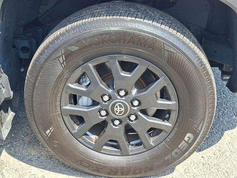 Used 2025 Toyota 4Runner SR5 AWD/4WD image 9