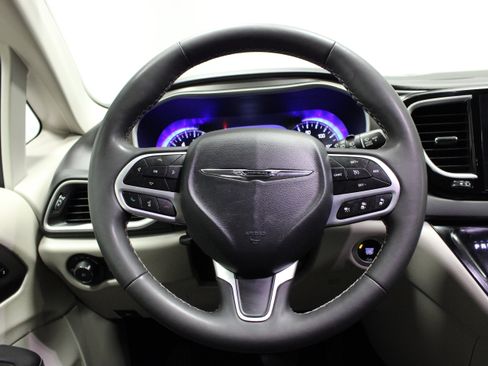 Used 2024 Chrysler Pacifica Touring-L FWD image 28
