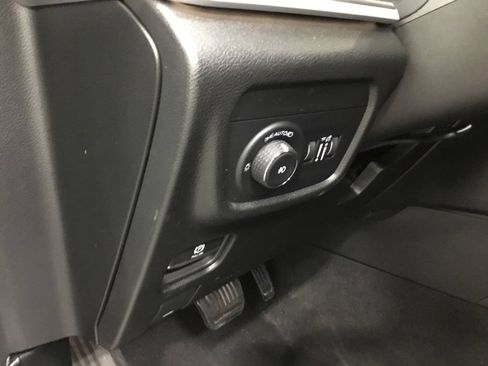 Used 2024 Jeep Grand Cherokee Limited AWD/4WD image 9