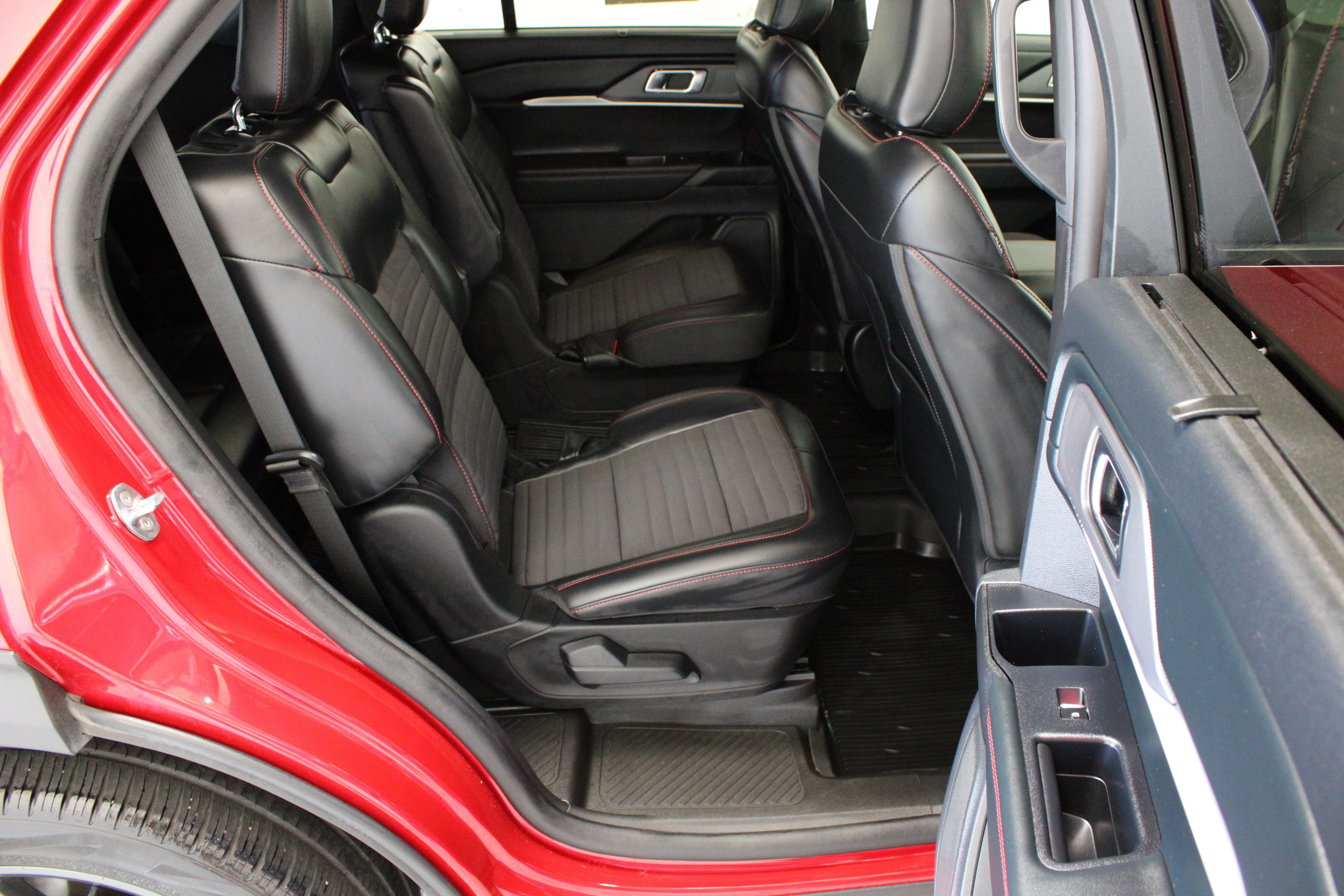 Used 2025 Ford Explorer ST-Line w/ Premium Package RWD image 36