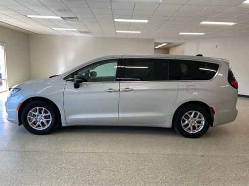 Used 2024 Chrysler Pacifica Touring-L FWD image 12
