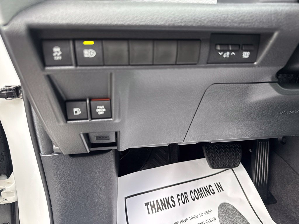 Used 2026 Toyota Sienna LE FWD image 14