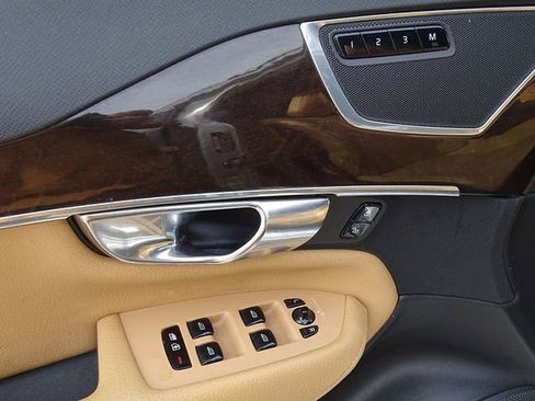 Used 2018 Volvo XC90 T6 Momentum w/ Convenience Package image 18