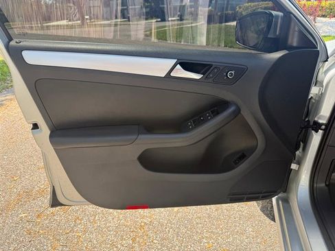 Used 2013 Volkswagen Jetta SE image 10