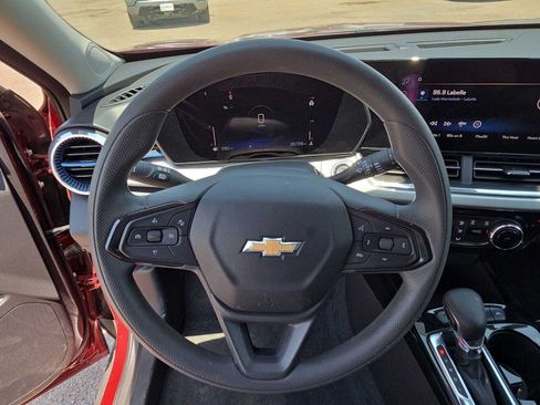 Used 2025 Chevrolet Trax LT FWD image 19