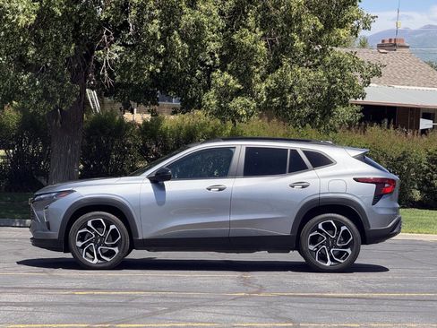 Used 2025 Chevrolet Trax RS FWD image 8