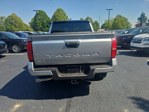 Used 2025 Toyota Tacoma SR5 AWD/4WD image 5