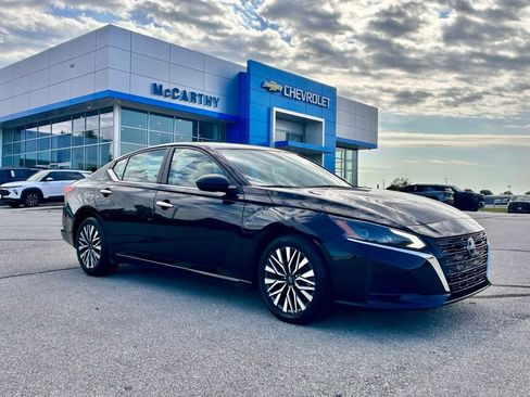 Used 2024 Nissan Altima 2.5 SV image 1