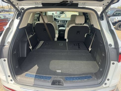 Used 2022 Buick Enclave Essence w/ Experience Buick Package FWD image 6