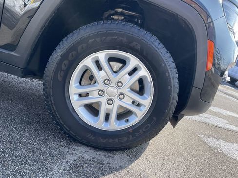 Used 2023 Jeep Grand Cherokee Laredo image 11