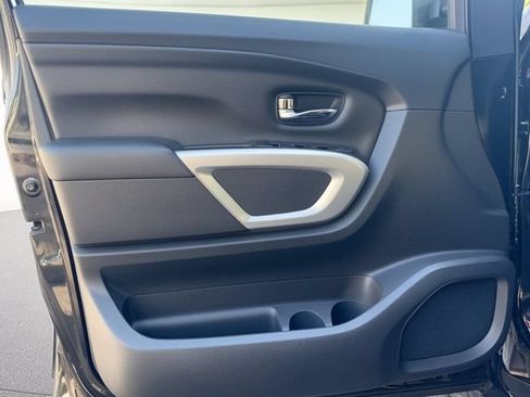 Used 2018 Nissan Titan SV w/ SV Convenience Package RWD image 12