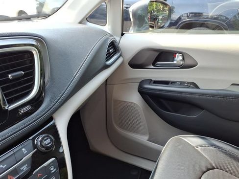 Used 2019 Chrysler Pacifica Limited FWD image 26