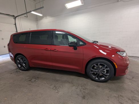 New 2026 Chrysler Pacifica Select FWD image 3