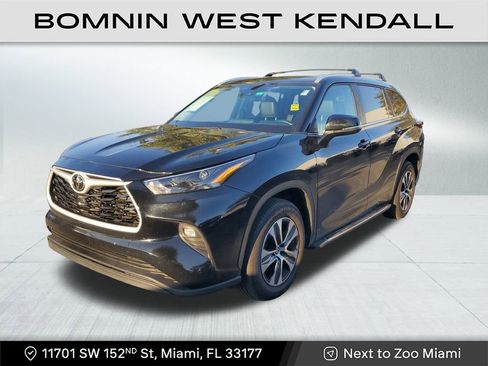 Used 2024 Toyota Highlander LE image 3