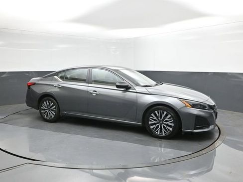 Used 2025 Nissan Altima 2.5 SV image 26