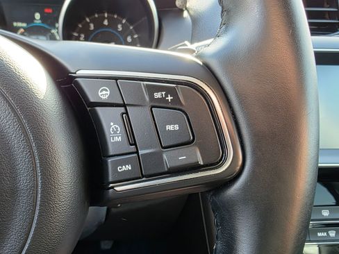 Used 2017 Jaguar F-PACE Prestige image 28