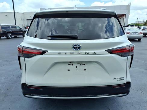 Used 2022 Toyota Sienna Platinum FWD image 4
