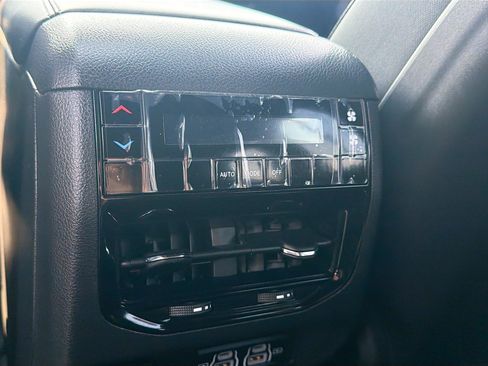 Used 2023 Jeep Grand Cherokee L Altitude AWD/4WD image 27
