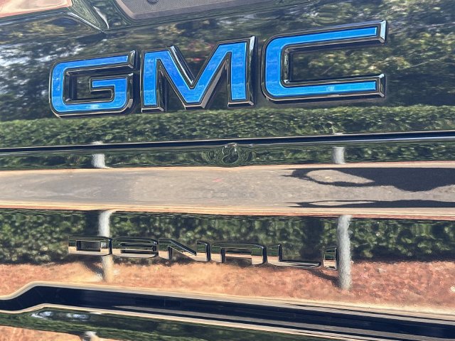 Used 2023 GMC Sierra 2500 Denali w/ Denali Black Diamond Edition AWD/4WD image 13