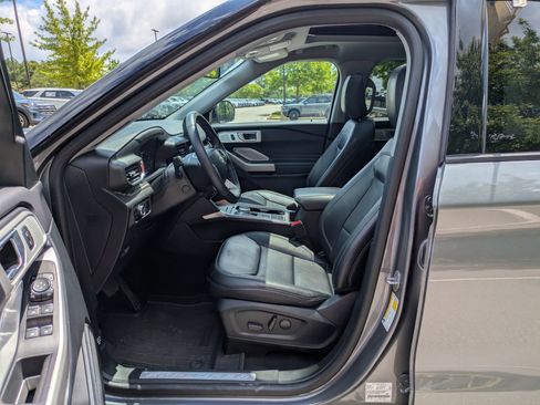 Used 2023 Ford Explorer Limited w/ Limited Technology Package RWD image 12