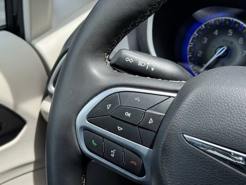 Used 2023 Chrysler Pacifica Touring-L FWD image 21