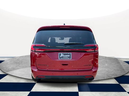 Used 2025 Chrysler Pacifica Limited FWD image 5