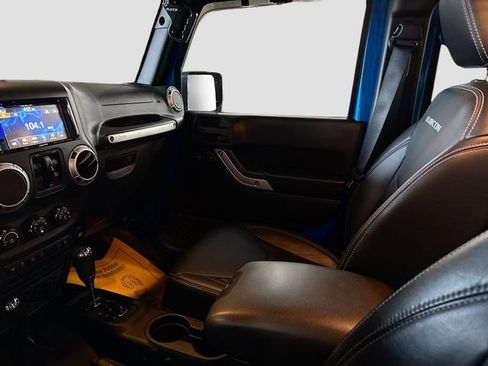 Used 2015 Jeep Wrangler Unlimited Rubicon w/ Connectivity Group image 24