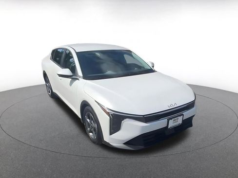 Used 2025 Kia K4 LXS image 3