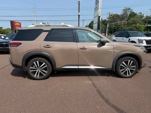 Used 2024 Nissan Pathfinder Platinum AWD/4WD image 8