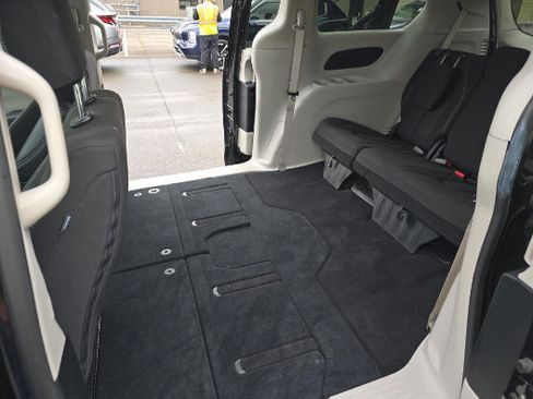 Used 2023 Chrysler Voyager LX FWD image 13