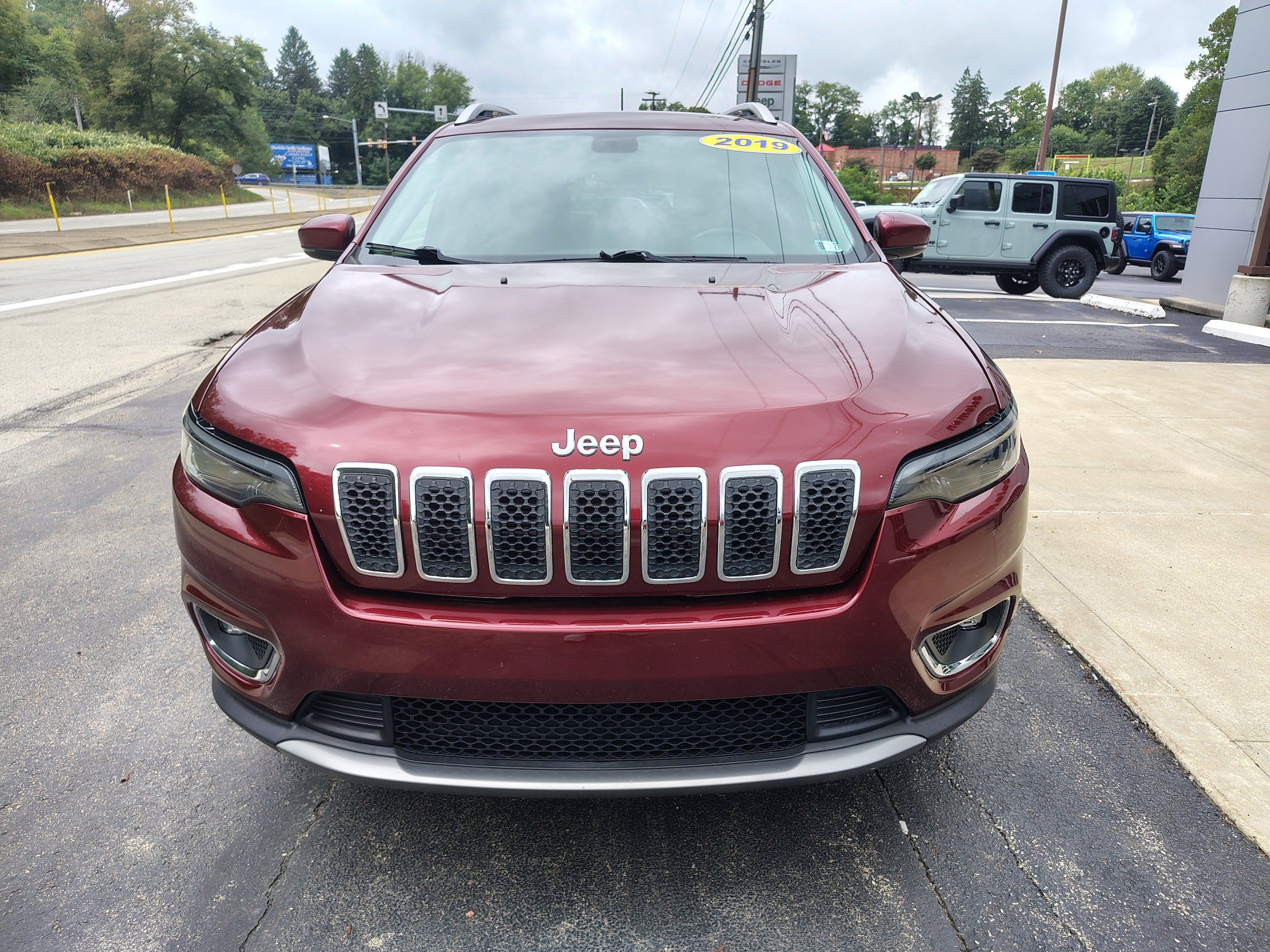 Used 2019 Jeep Cherokee Limited AWD/4WD image 3