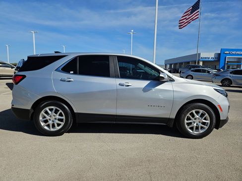 Used 2022 Chevrolet Equinox LT image 2