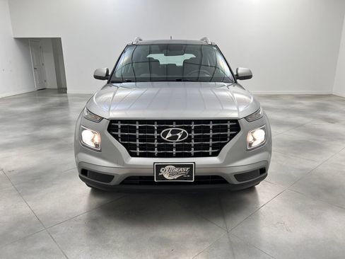 Used 2025 Hyundai Venue SEL FWD image 3