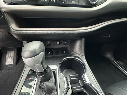 Used 2019 Toyota Highlander XLE AWD/4WD image 45