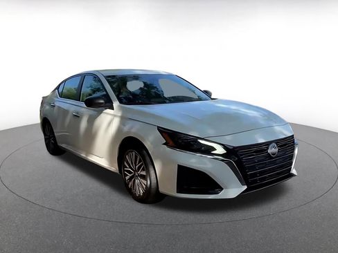 Used 2025 Nissan Altima 2.5 SV image 3