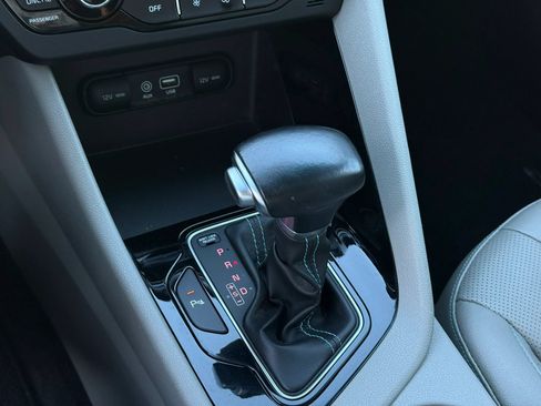 Used 2017 Kia Niro Touring FWD image 25