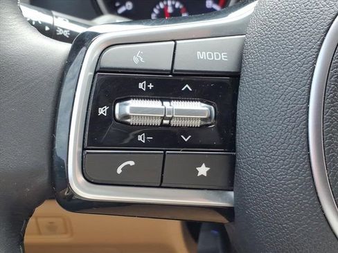 Used 2024 Kia Carnival LX image 27