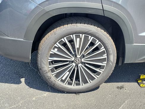 New 2026 Volkswagen Taos SE FWD image 36