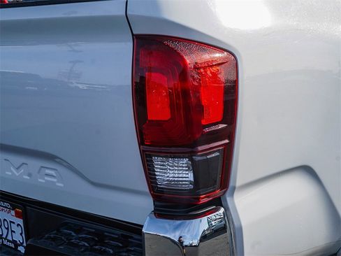 Used 2018 Toyota Tacoma SR5 w/ SR5 Appearance Package (SM) image 7