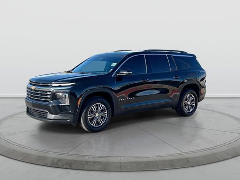 Used 2025 Chevrolet Traverse LT FWD image 4