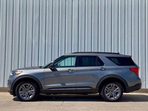 Used 2023 Ford Explorer XLT w/ Equipment Group 202A AWD/4WD image 3