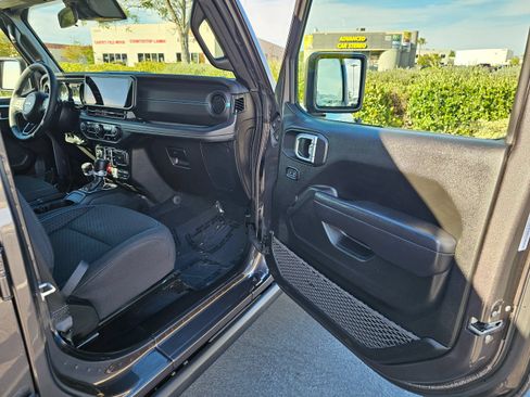 Used 2025 Jeep Wrangler Unlimited Rubicon 4xe w/ Convenience Group AWD/4WD image 30